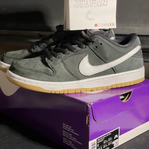 Nike Sb dunk ”black gum” - Skorna är storlek 42,5 och helt nya 10/10, skicka gärna Dm för fler bilder eller frågor/ funderingar 🙌🏻