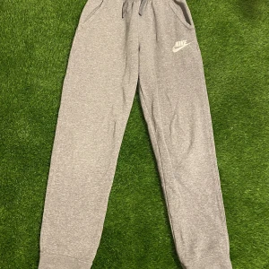 Nike gråa mjukisbyxor - Hej 👋 Säljer dessa gråa Nike mjukisbyxor. Bra skick och är i (barn storlek) XL, det motsvarar 158-170 cm. Skicka ett medelande ifall du har några funderingar👍