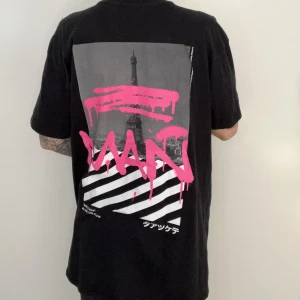 T-shirt - tryck bak - Jag är 160 cm lång  Kan mötas upp eller skicka