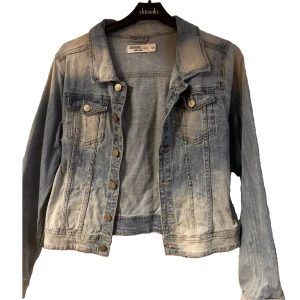 Jeans jacka - Fin jeans jacka💞sparsamt använt. Är i barnstorlek 170 men passar mig som brukar ha kläder i S.
