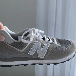 New Balance 574 - Säljer mina snygga New Balance då jag fick hem fel storlek! Skorna är använda ungefär 3 gånger men ser nya ut. Köpte dem för 1200kr. Måtten är 26.5 cm! UNISEX ☺️