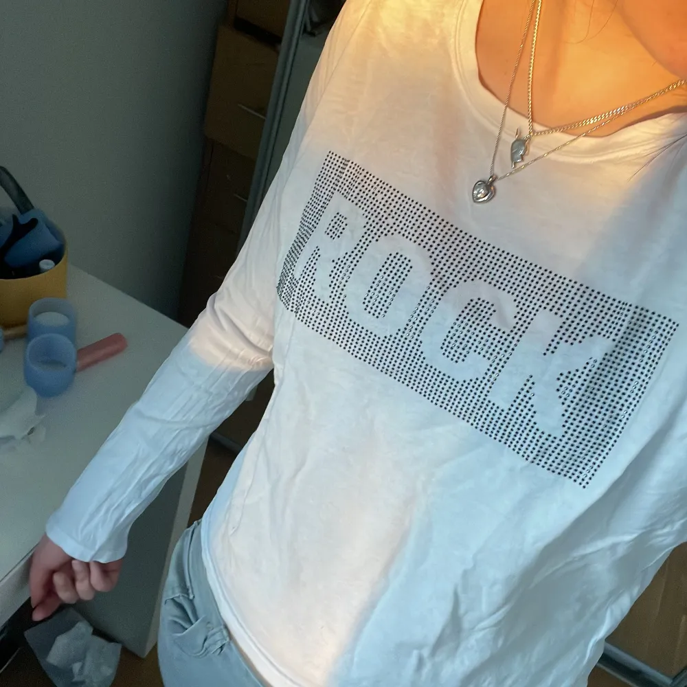 Zadig tröja i vit färg med texten ”ROCK”💘 storlek 164cm, vilken motsvarar en 34/36 och passar mig bra som har S🥰 köpt för runt 700kr, säljer för 260💕. T-shirts.