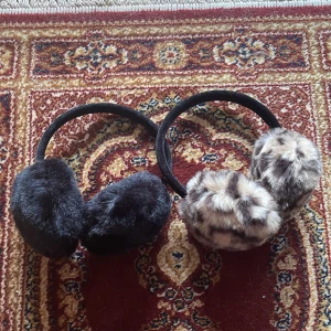 Öronmuffar - Två jätte söta öronmuffar en för 60kr eller båda för 100kr. Köpt begagnade men aldrig använda av mig så i mycket gott skick. Det svarta paret är lite snett men det syns inte när man har dom på sig. Frakten är 30kr eller 45kr för båda