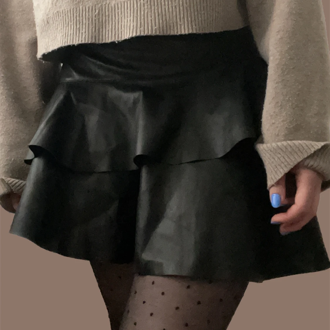 Jättesnygg, svart, läderkjol med volanger!