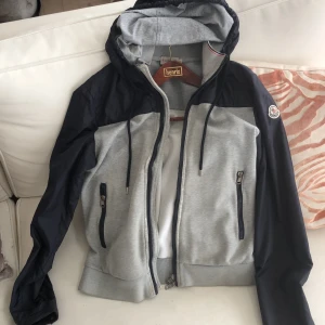 Moncler windbreaker - Moncler windbreaker Skick 7/10 Köpte för 2800 Säljer för 1700 Går att pruta
