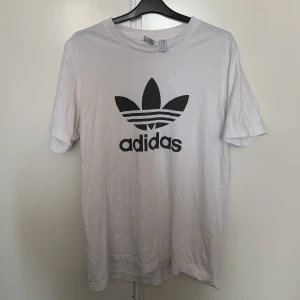  t-Shirt  - Helt okej kvalite. Köpt för 299kr från Zalando 