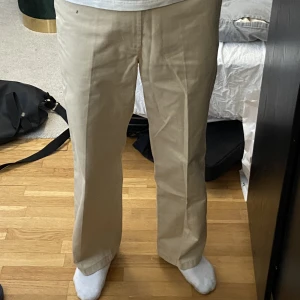 Sweet sktbs byxor - Sweet sktbs Pants - offwhite färgade och raka i passformen  Stlk: S   Skicket är 9/10 då de knappt är använda (dock har knappen lossnat)  