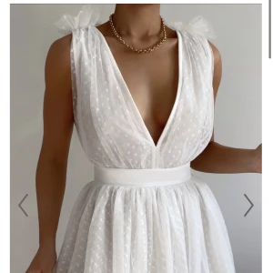 Studentklänning från showpo. ✨ - Söt studentklänning i storlek 38/M  Dragkedja i ryggen.  Jag har inte andvänt den, men säljer här för att slippa tull😊  Skriv vid intresse eller intresserade av fler bilder! 💞  (Säljer fler vita klänningar, kolla min profil!)🌟