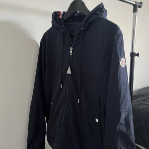 Moncler jacka - Hej, säljer min moncler jacka som är i väldigt bra skick. Perfekt vår och sommar jacka. Storlek S