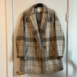 Kappa hm - Rutig kappa från hm. Perfekt nu på våren! Knappt använd. Storlek 44, frakt tillkommer