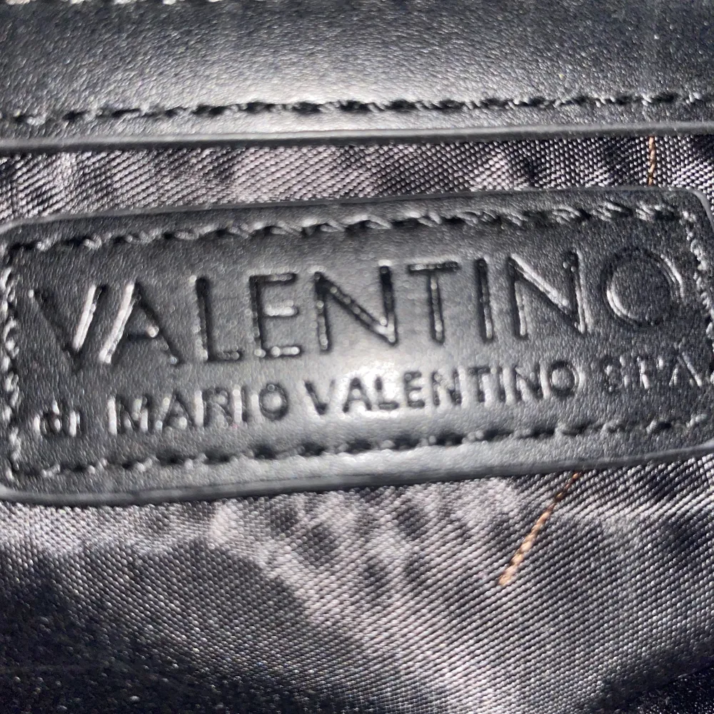 Snygg Valentino väska. Nyskick bara använd 2-3 gånger. Pris går att diskuteras och mer bilder vid begäran!. Accessoarer.