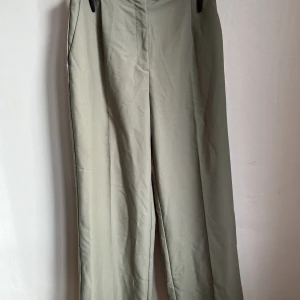 Kostymbyxor  - Grön/grå kostymbyxor Långa i benen Endast provade, lappen sitter kvar