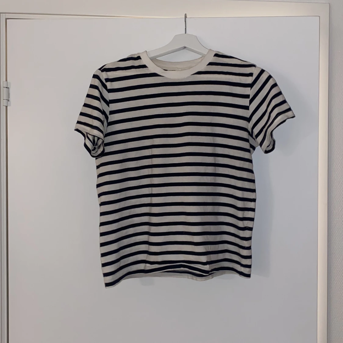 Blå och vit randig T-shirt  - 90