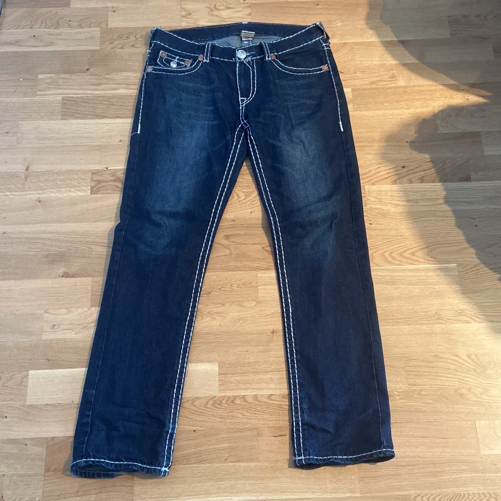 feta true religion jeans🔥😤 8/10 skick   köpta från grailed. Jeans & Byxor.