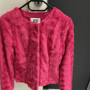 Jacka från vero Moda använd 2 gånger i fin fuschia färg. Normal i storlek mjuk och bekväm. Mycket bra skick!