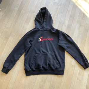 Fet Stussy Hoodie - Köptes på plick men passade inte mig, finns ett par slitningar (se sista bilden) men annars i fint skick :) Passar S/M istället för L på killar. Tar även bud.