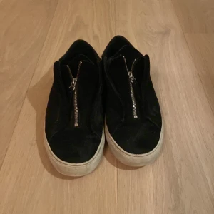 Arigato zip skor - Säljer den jätte populära modellen av arigatos  Storlek 44 Kan mötas i slussen/nacka