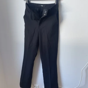 kostymbyxor  - Bekväma och snygga kostymbyxor! De är knappt använda då de är lite förstora för mig därav säljer jag! De är raka och sitter snyggt på !!