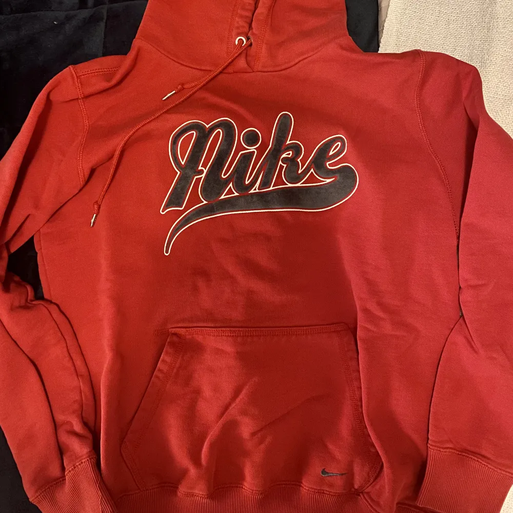 säljer min vintage nike hoodie som jag köpt second hand. Inga större skador trots att den är använd. Tror det är en manlig XL, men jag som är en S i tjejstorlek har kunnat använda den utan problem som en oversized. Hör av er vid fler bilder!. Hoodies.