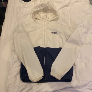 Tommy Hilfiger Windbreaker - Denna windbreaker är lite tunnare än vanliga vilket gör det bra till våren om du vill kunna ha en lite varmare tröja under men ändå något snyggt ovanför!