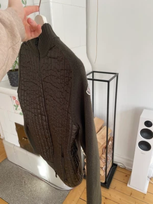 Moncler cardigan  - Moncler cardigan  Skick: 9/10 Storlek: Large men sitter som en större small 