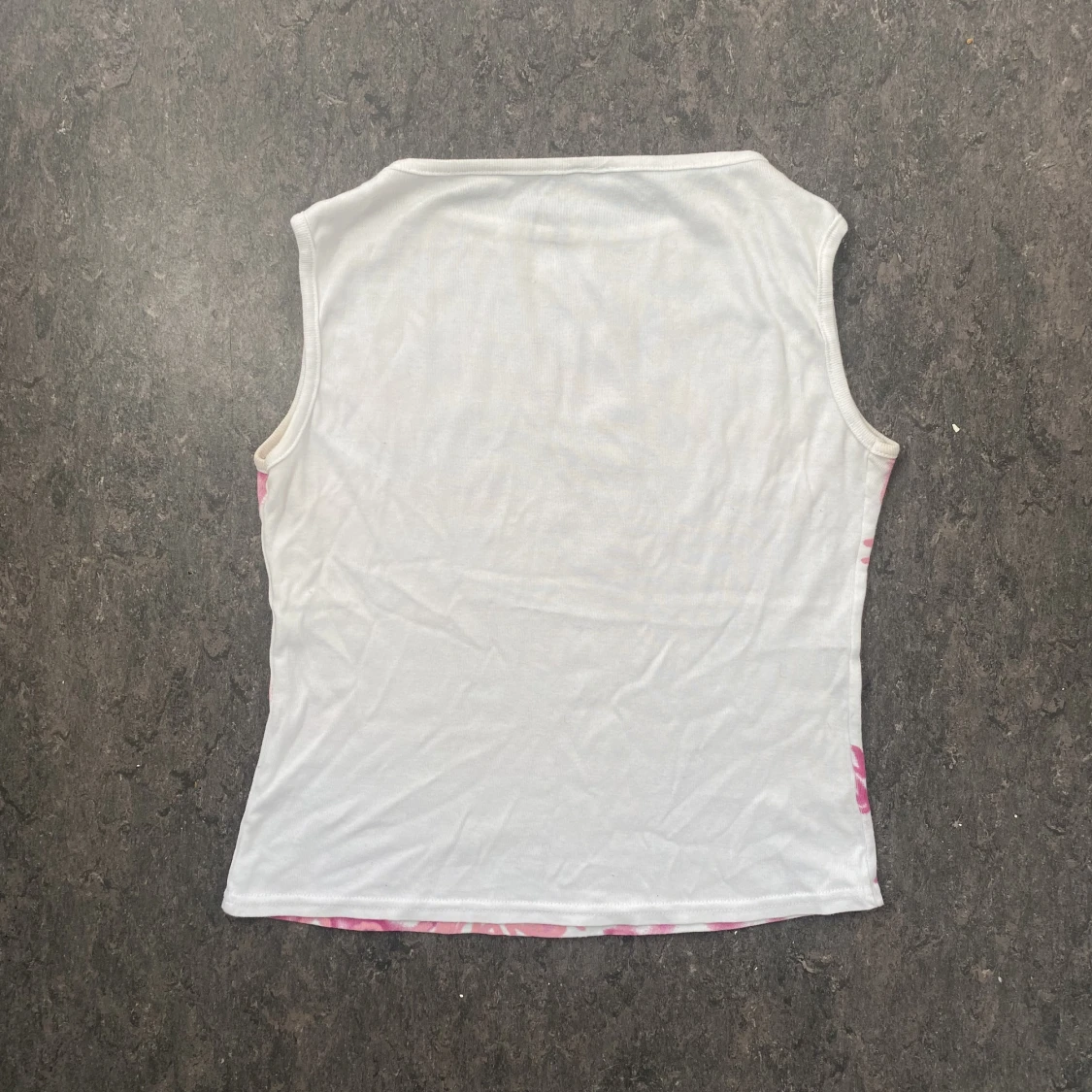 Topp med rosa graffiti-liknande tryck - 90