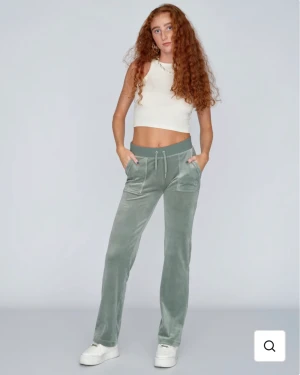 Juicy couture byxorna  - Säljer mina juicy couture byxor i färgen Chinois green storlek S då de inte kommit till användning. Köpte byxorna i december och har knappt använt dom en hel dag. Byxorna är i ny skick, kom privat för fler bilder!❤️