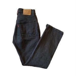 Levis jeans - Svarta Levi’s jeans i modellen 501. Skriv för mått