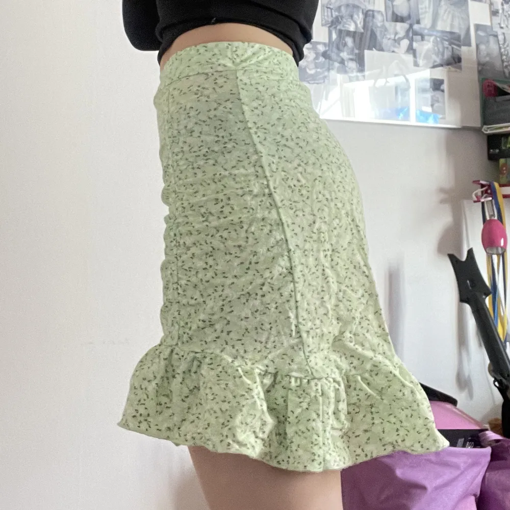 Säljer denna somriga kjol från Gina Tricot! Är använd ett par gånger men syns inte🙂köpte för 349 kr!💗. Kjolar.