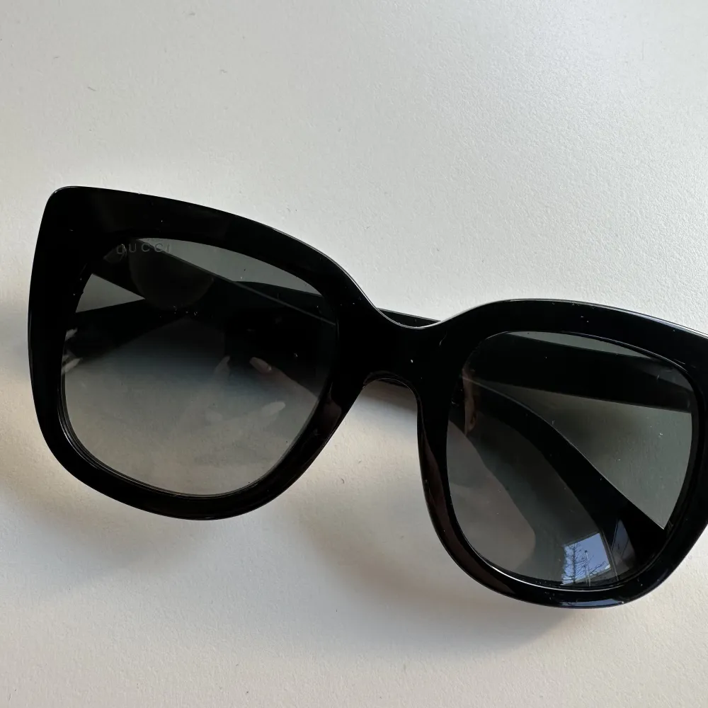 Solglasögon från Gucci använda EN gång ✨säljer få jag ej tycker de passar mig! Nyskick och kostar 3000kr nypris! Kvitto och bevis har jag såklart med! . Övrigt.