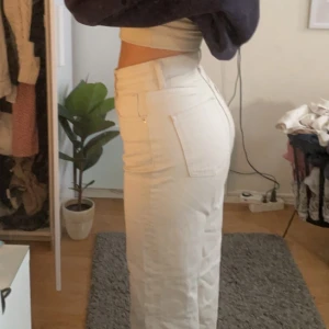 Ljusbeigea jeans - Sparsamt använda jeans från Zara