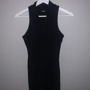 Klänning med dragkedja  - Supersnygg klänning inför sommaren! Klänningen är i stretchigt material och passformen bodycon. Krage och dragkedja vid halsen. Fint skick! Jag är 167 cm för referens❤️