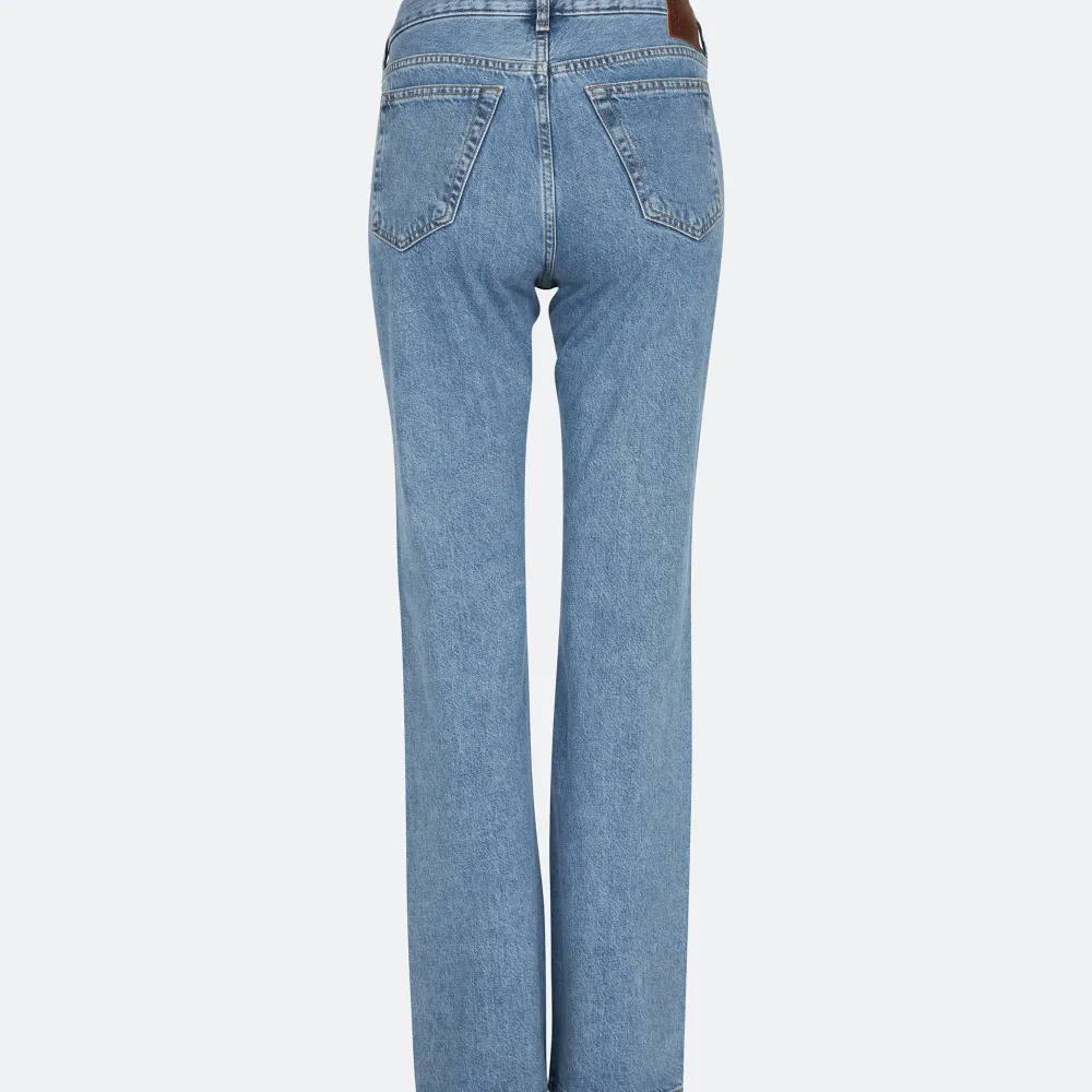 Low straight bikbok 550 jeans. Helt oanvända med lapp kvar. Säljer pga fel storlek och tappat kvittot. Storlek 25/32. Jeans & Byxor.