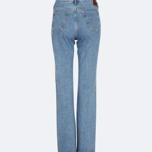 Low straight bikbok 550 jeans. Helt oanvända med lapp kvar. Säljer pga fel storlek och tappat kvittot. Storlek 25/32