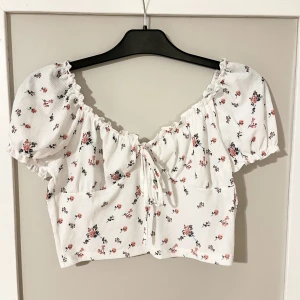 Topp - Fin lite croppad blommig topp. Använd 2 ggr. Hör av dig vid intresse! 