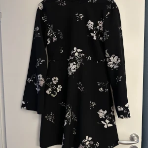Klänning  - Fin blommig klänning 