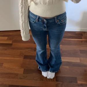 Low rise bootcut 🥂 - Såååå snygga low rise i storlek 36, petite modell köpta från gina tricot. Använd endast få gånger, bra skick! Org pris 499kr, säljer för 300kr + frakt 💌👌🏼 Får ingen användning av de!