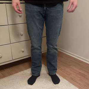 Blåa jeans från H&M i storlek 29/32. Fint skick🥰