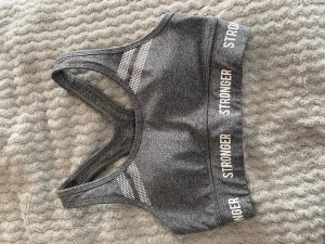 Sporttopp - En sporttopp från stronger, använd några gånger men ser iprincip ny ut. Har även byxorna ifall någon skulle vara intresserad, kom privat isåfall för de har en defekt. Frakten är 66kr spårbar.