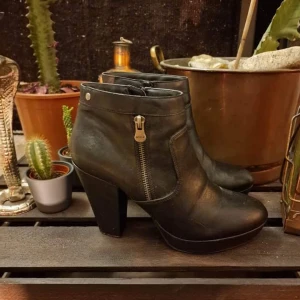 Stövletter klackskor boots - Stövletter/boots i strl.40. Passar 39 bra också. Bra skick, använda ett fåtal gånger. Skickas med spårbar frakt 69kr.