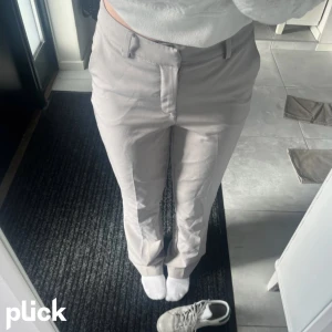Kostymbyxor  - Säljer dessa grå kostymbyxor från bikbok🥰