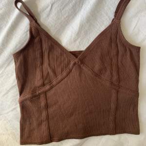 Oanvänt croppat brunt linne i storlek S från Hollister! Linnet har justerbara band! 🤎 Skriv privat för frågor eller fler bilder :)