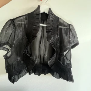 Bolero  - Skit snygg fest kofta eller att ha på en tjej middag 😍😍😍 