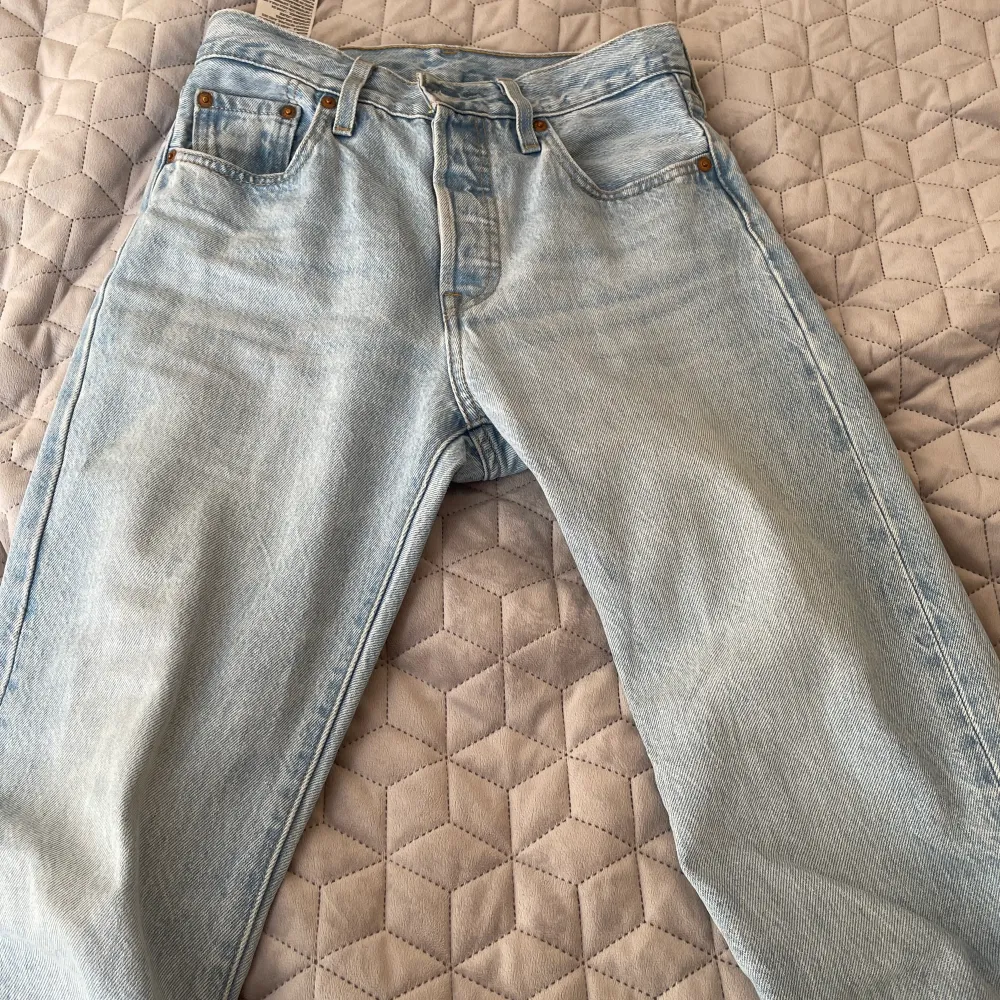 Raka Levis jeans köpta på carlings. Stl 25 i midjan, 30 i längden. För korta för mig som är 170. Mycket bra skick, inga defekter alls.  Köparen står för frakten!. Jeans & Byxor.