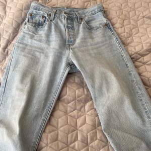 Raka Levis jeans köpta på carlings. Stl 25 i midjan, 30 i längden. För korta för mig som är 170. Mycket bra skick, inga defekter alls.  Köparen står för frakten!