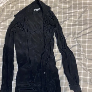 Svart lång  - En svart lång snygg blus som användes ändats 2 gånger. 