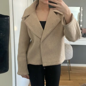 Kort beige kappa - Kort beige kappa från NA-KD, slutsåld! Lite nopprig men annars så fin