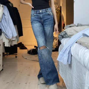 Zara jeans 36 - Blå zara jeans storlek 36. Säljer pga har fler likadana! Knappt använda. Midrise full Length. 