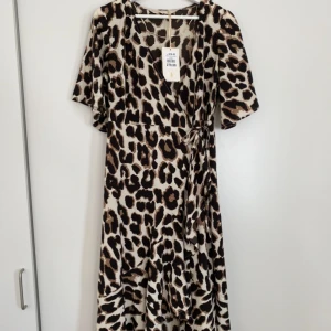 Klänning Pernilla Wahlgren - Oanvänd Klänning ifrån Pernilla Wahlgrens kollektion med lappen kvar