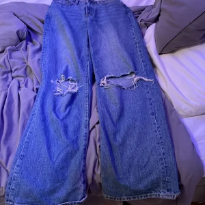 Jeans  - Baggy jeans från lager 157. Lite trasiga där nere, men annars jätte fina. Tvättas innan leverans.😍